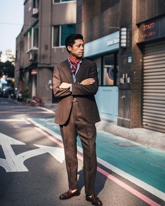 С чем носить красно-темно-синюю бандану мужчине