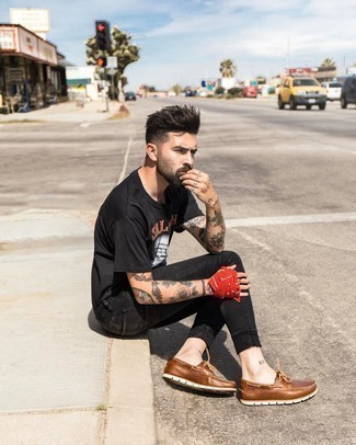 С чем носить красно-темно-синюю бандану мужчине