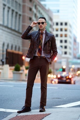 С чем носить красно-темно-синюю косуху мужчине