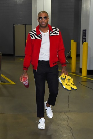 С чем носить красно-темно-синий бомбер мужчине