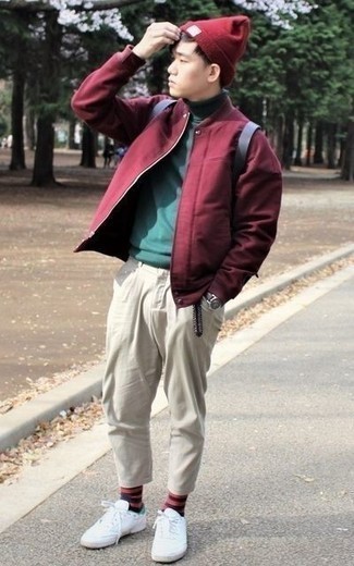 С чем носить красно-темно-синий бомбер мужчине