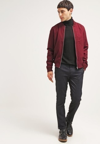 С чем носить красно-темно-синий бомбер мужчине