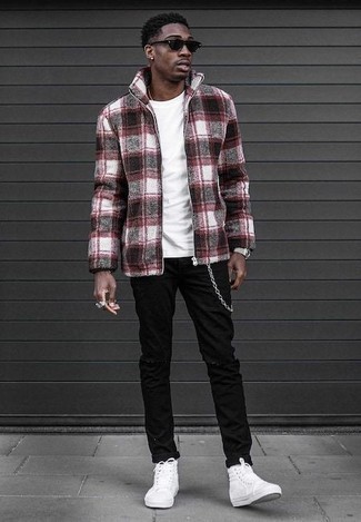 С чем носить красно-темно-синий бомбер мужчине