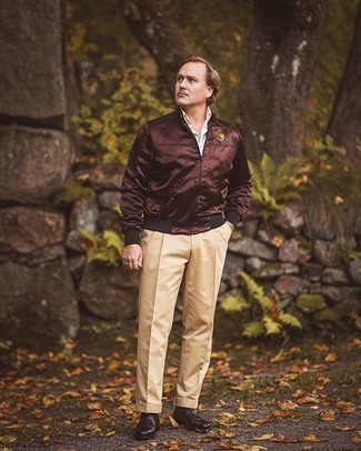 С чем носить красно-темно-синий бомбер мужчине