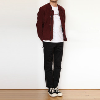 С чем носить красно-темно-синий бомбер мужчине