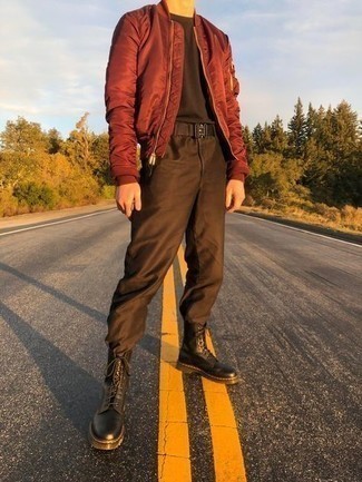 С чем носить красно-темно-синий бомбер мужчине