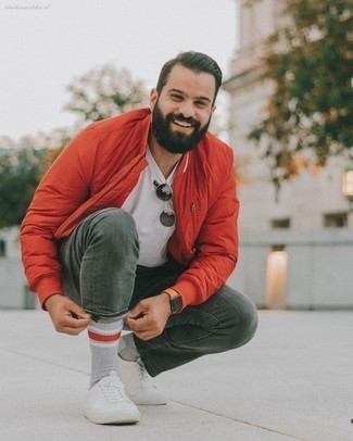 С чем носить красно-темно-синий бомбер мужчине