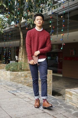 С чем носить красно-темно-синий вязаный свитер мужчине