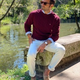 С чем носить красно-темно-синий вязаный свитер мужчине