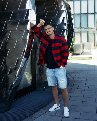 С чем носить красно-темно-синюю куртку-рубашку в клетку мужчине