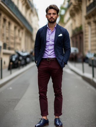 С чем носить красно-темно-синие брюки чинос