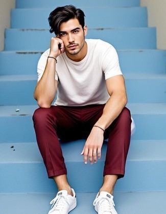 С чем носить красно-темно-синие брюки чинос