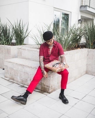 С чем носить красно-темно-синие брюки чинос