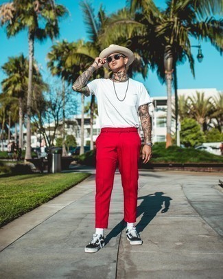 С чем носить красно-темно-синие брюки чинос