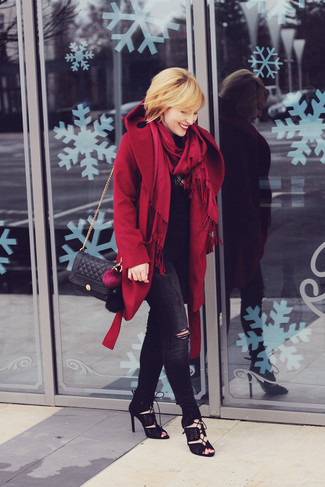 Какие джинсы носить с красно-темно-синим пальто женщине