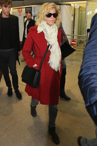 Какие джинсы носить с красно-темно-синим пальто женщине