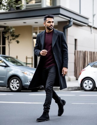 С чем носить красно-темно-синий свитер с круглым вырезом мужчине