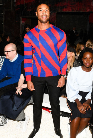 С чем носить красно-темно-синий свитер с круглым вырезом мужчине