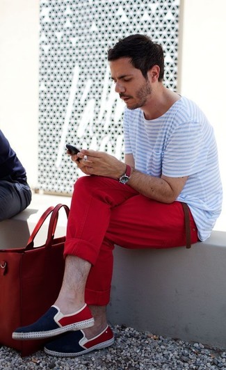 С чем носить красно-темно-синие эспадрильи мужчине