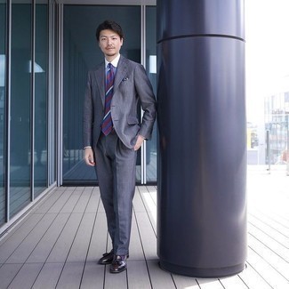 С чем носить красно-темно-синий галстук в горизонтальную полоску мужчине