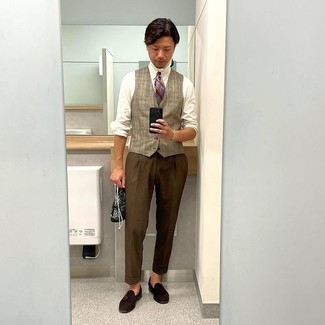 С чем носить красно-темно-синий галстук в горизонтальную полоску мужчине