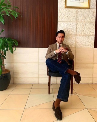 С чем носить красно-темно-синий галстук в горизонтальную полоску мужчине