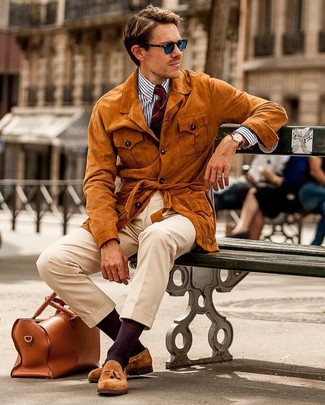 С чем носить красно-темно-синий галстук в горизонтальную полоску мужчине