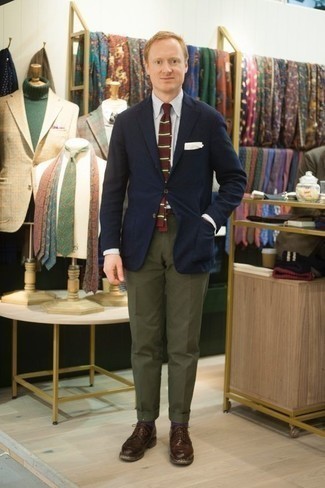 С чем носить красно-темно-синий галстук в горизонтальную полоску мужчине