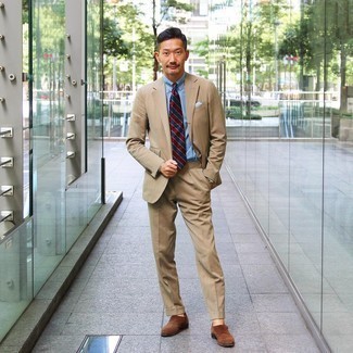 С чем носить красно-темно-синий галстук в горизонтальную полоску мужчине