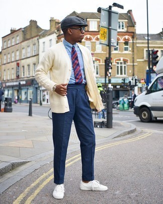 С чем носить красно-темно-синий галстук в горизонтальную полоску мужчине