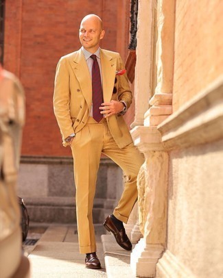 С чем носить красно-темно-синий галстук в горизонтальную полоску мужчине