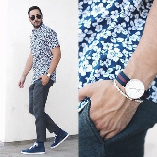 С чем носить красно-темно-синие часы в горизонтальную полоску мужчине