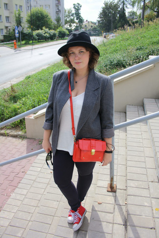 С чем носить красно-темно-синие низкие кеды женщине