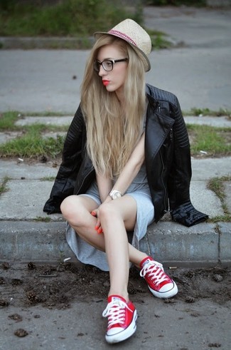 С чем носить красно-темно-синие низкие кеды женщине