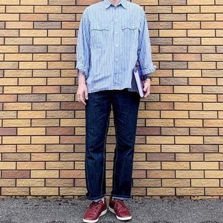 С чем носить красно-темно-синие низкие кеды мужчине