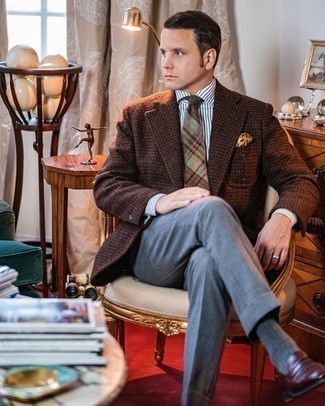 С чем носить красно-темно-синие низкие кеды мужчине