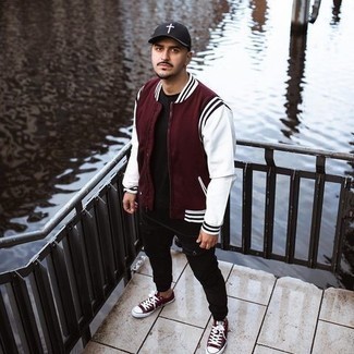 С чем носить красно-темно-синие низкие кеды мужчине