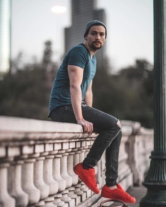 С чем носить красно-темно-синие низкие кеды мужчине