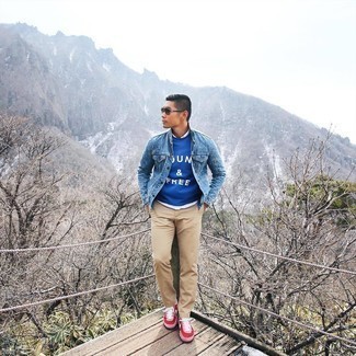 С чем носить красно-темно-синие низкие кеды мужчине