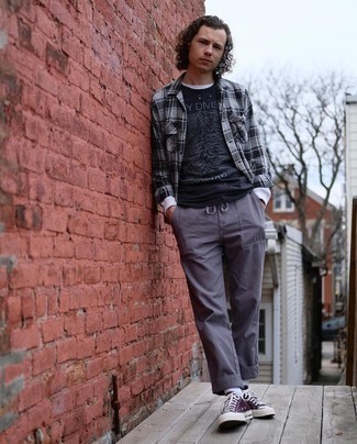 С чем носить красно-темно-синие низкие кеды мужчине