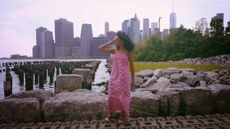 С чем носить красно-темно-синее платье-макси