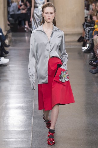 С чем носить красно-темно-синюю юбку-миди