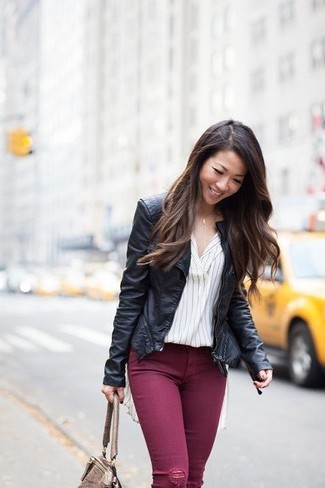 С чем носить красно-темно-синие брюки женщине