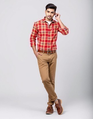 С чем носить красно-темно-синюю рубашку в шотландскую клетку мужчине