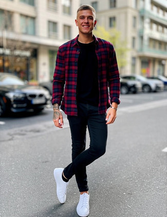 С чем носить красно-темно-синюю рубашку в шотландскую клетку мужчине