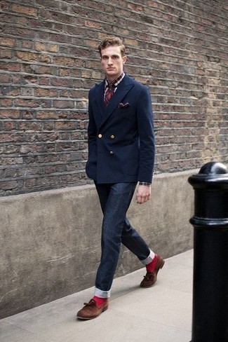 С чем носить красно-темно-синий галстук в шотландскую клетку мужчине