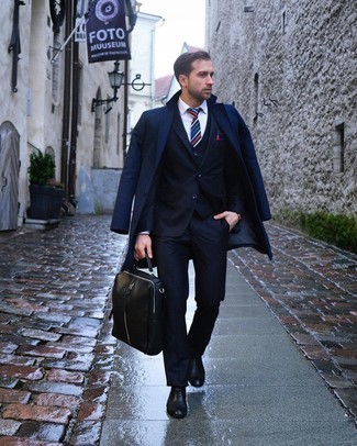 С чем носить красно-темно-синий нагрудный платок