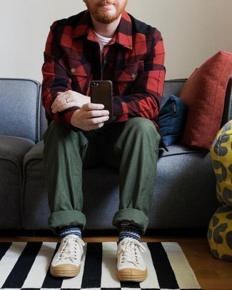 С чем носить красно-темно-синюю рубашку мужчине