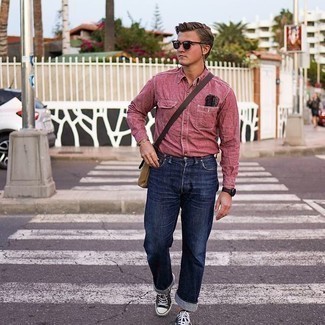 С чем носить красно-темно-синюю рубашку мужчине