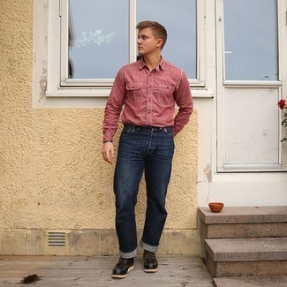 С чем носить красно-темно-синюю рубашку мужчине